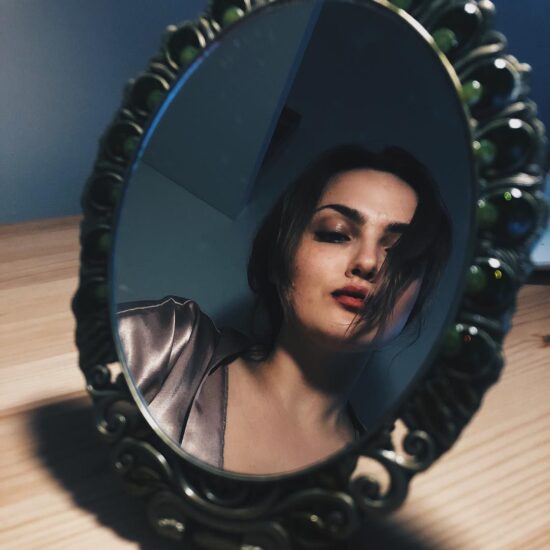 Ольза Лозинська, дівчина у дзеркалі