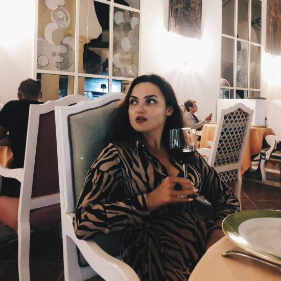 Ольга Лозинська, дівчина з вином, дівчина в ресторані