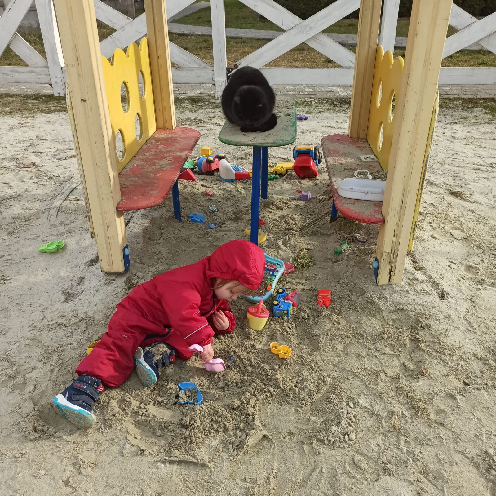 дитина бавиться в піску