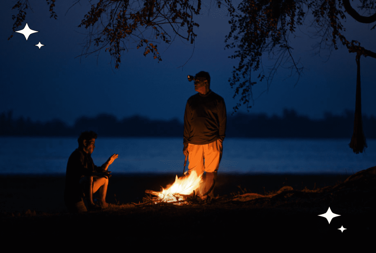 Пікнік ввечері на природі з баганням, чоловік на фоні вогню