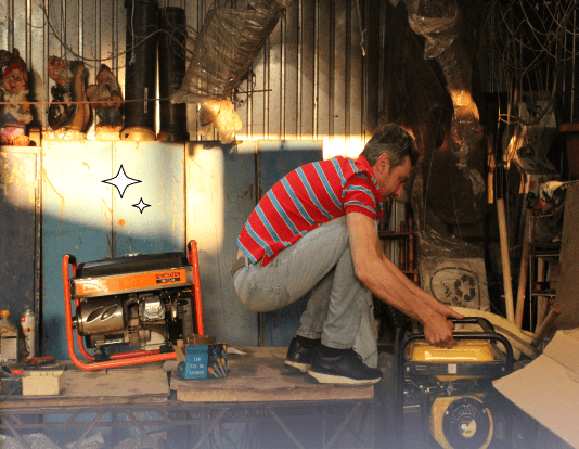 волонтер ремонтує генератори ЗСУ--10649
