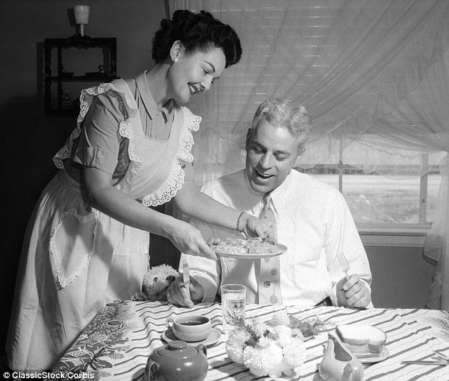 сша 1950 жінка подає вечерю
