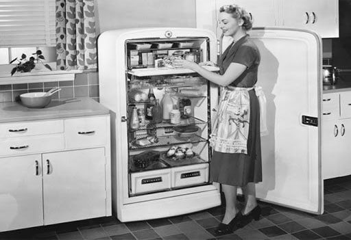 США жінка біля холодильника