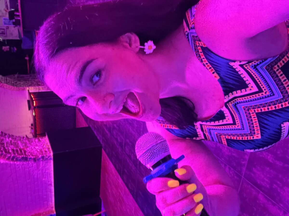 Дівчина співає у київському караоке-барі
