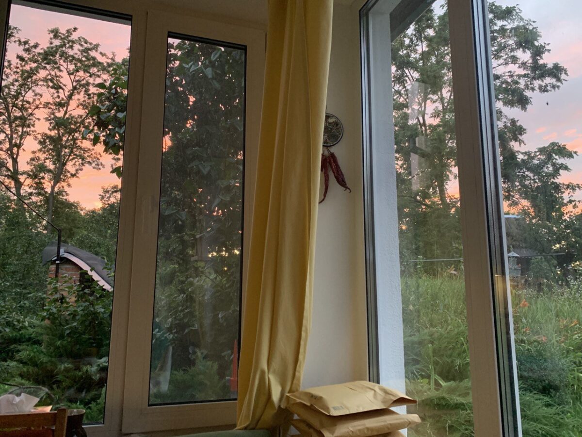 захід сонця у вікні Кузнєцової