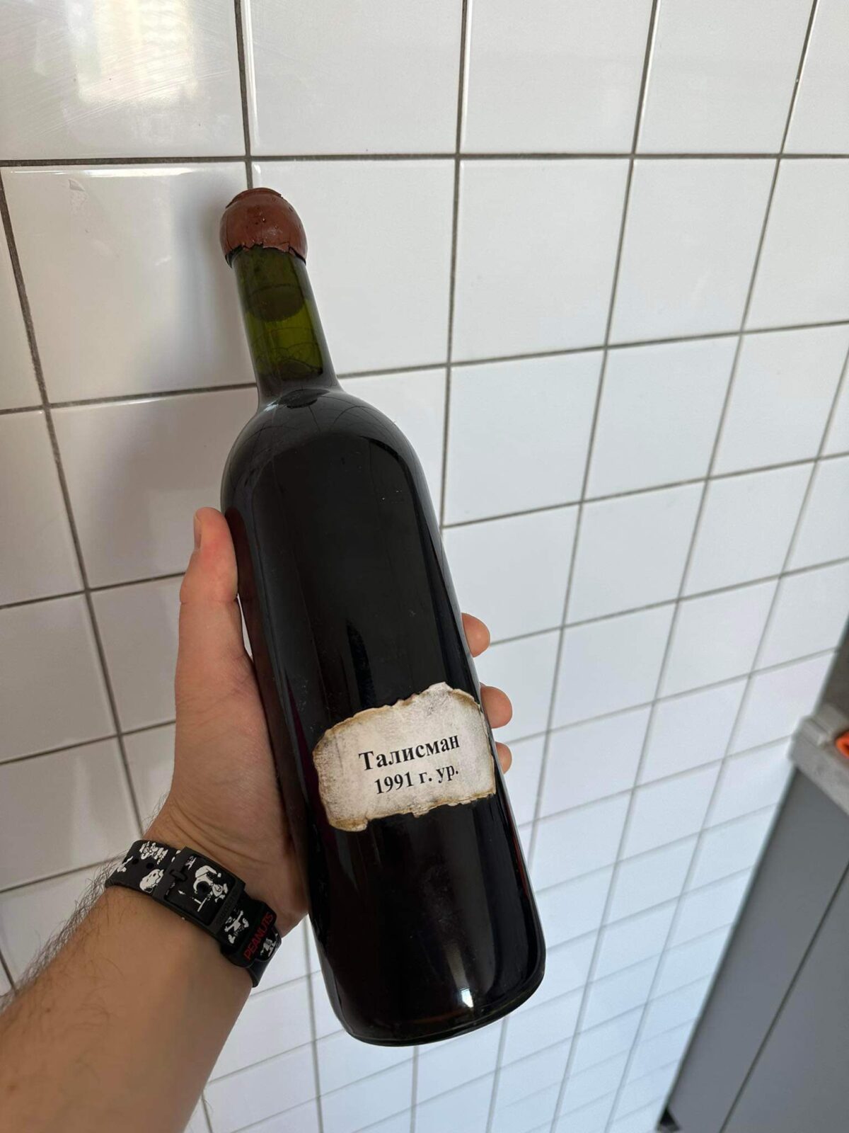 Пляшка кримського вина врожаю1991 року у руках музиканта Івана Марунича