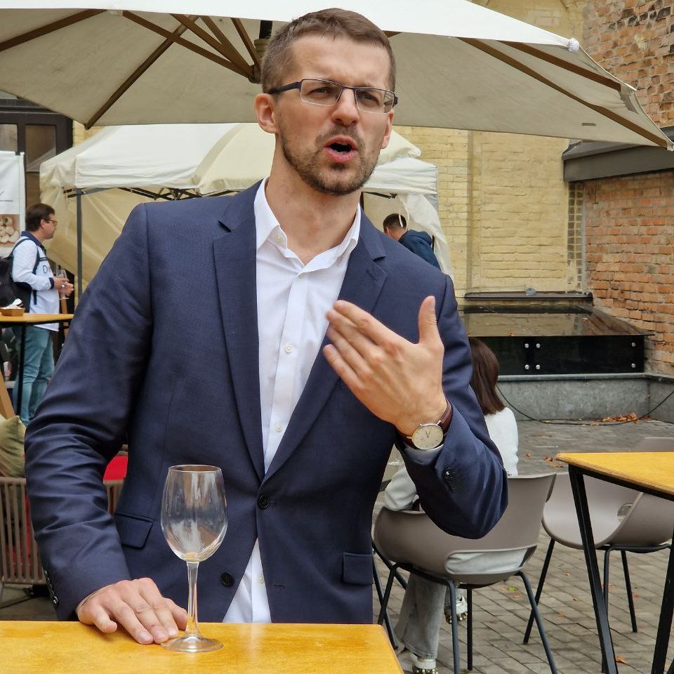 «Не ковтати!»: журналіст «Вечора» спробував 20 українських вин на фестивалі Brave Wine і вижив