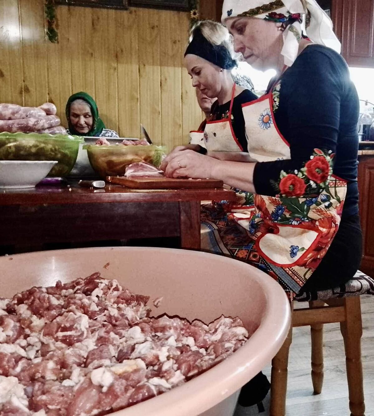 Ковбаса, пальцем пхана! Як на Рівненщині жінки запікають до ночі домашнє м’ясо для передової