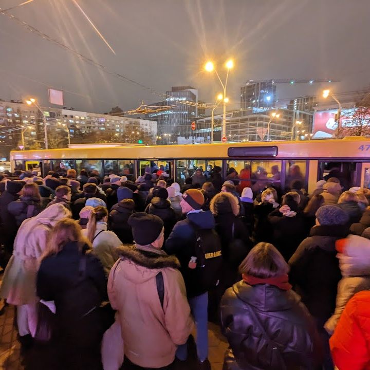 «Кінцева, я сказав, кінцева!»: вечірній репортаж з автобусного маршруту замість закритого метро на Голосіїв та Теремки