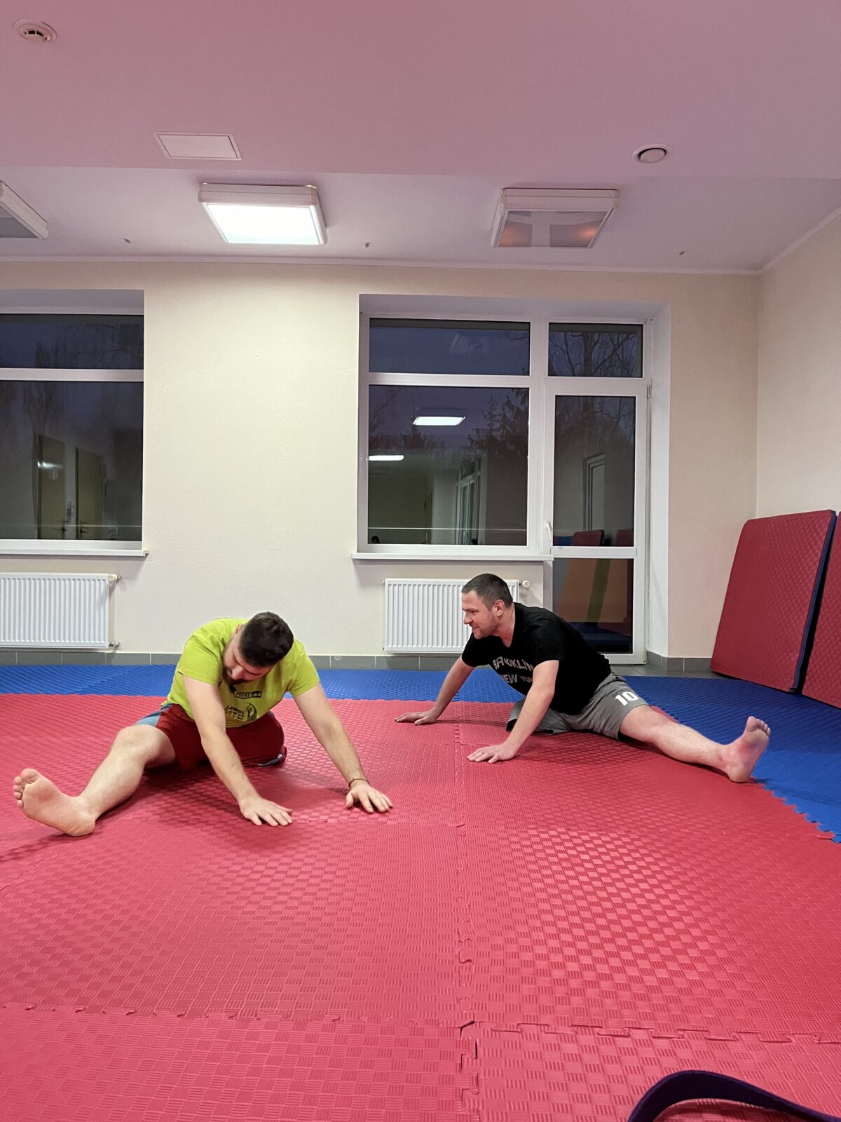 Двоє бійців з ампутаціями на тренуванні з джиу джитсу у лікарні «Феофанія», розтяжка
