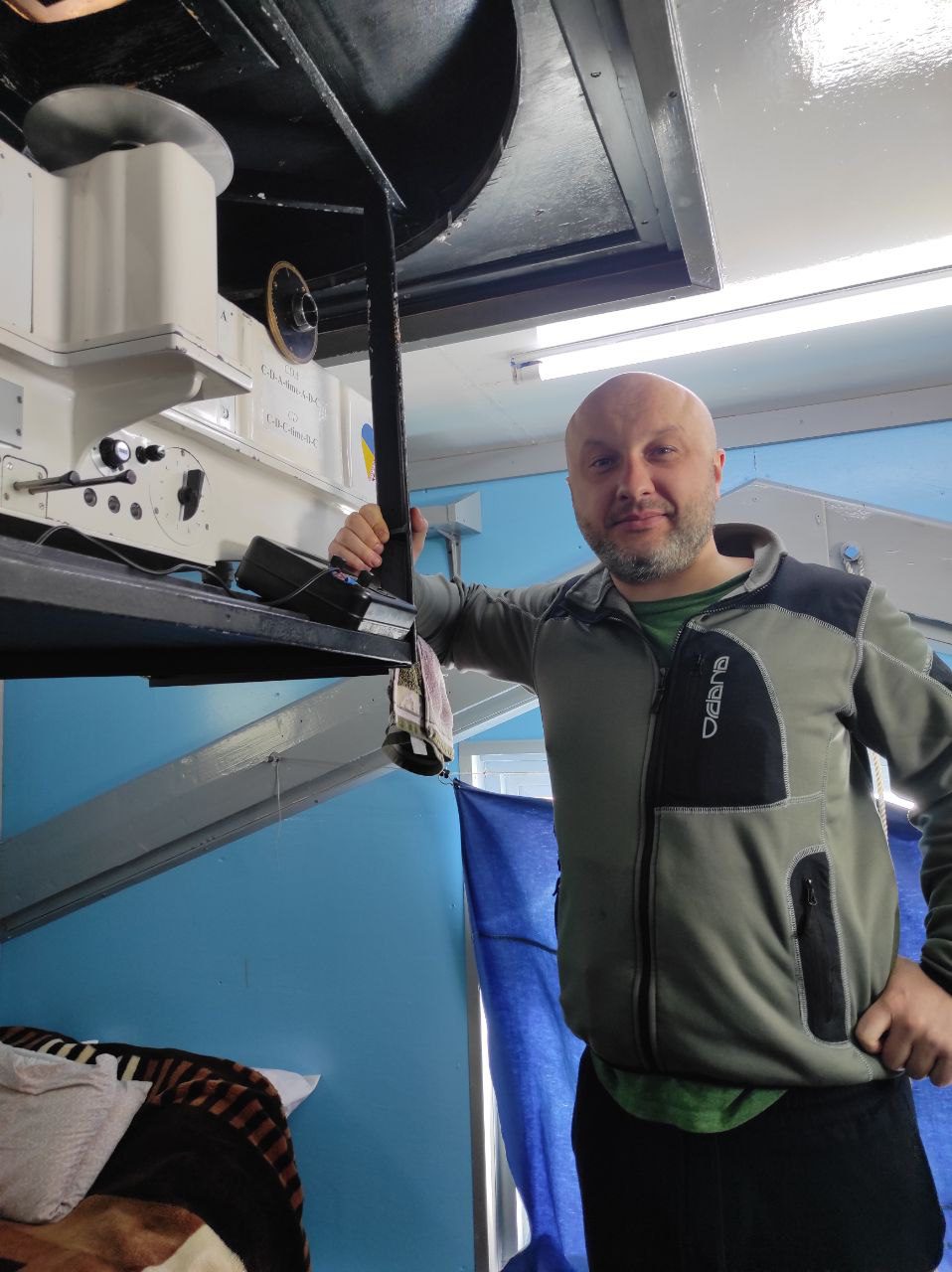 метеоролог Олександр Полудень на станції «Академік Вернадський» в Антарктиді біля апарату, що досліджує озонову діру



