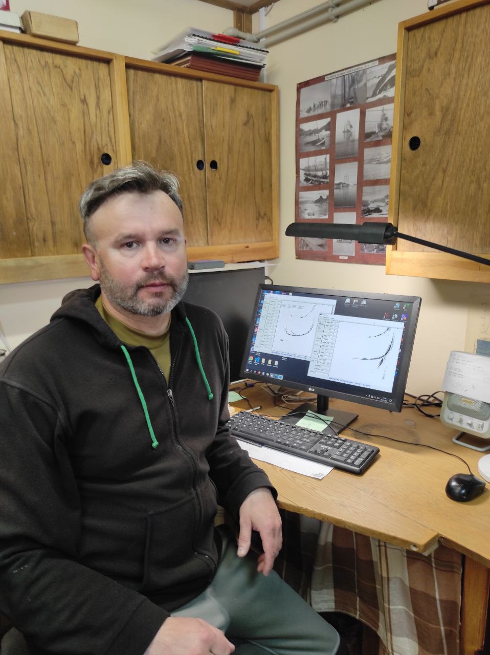 геофізик, начальник станції «Академік Вернадський» Богдан Гаврилюк сидить біля комп'ютера в Антарктиді