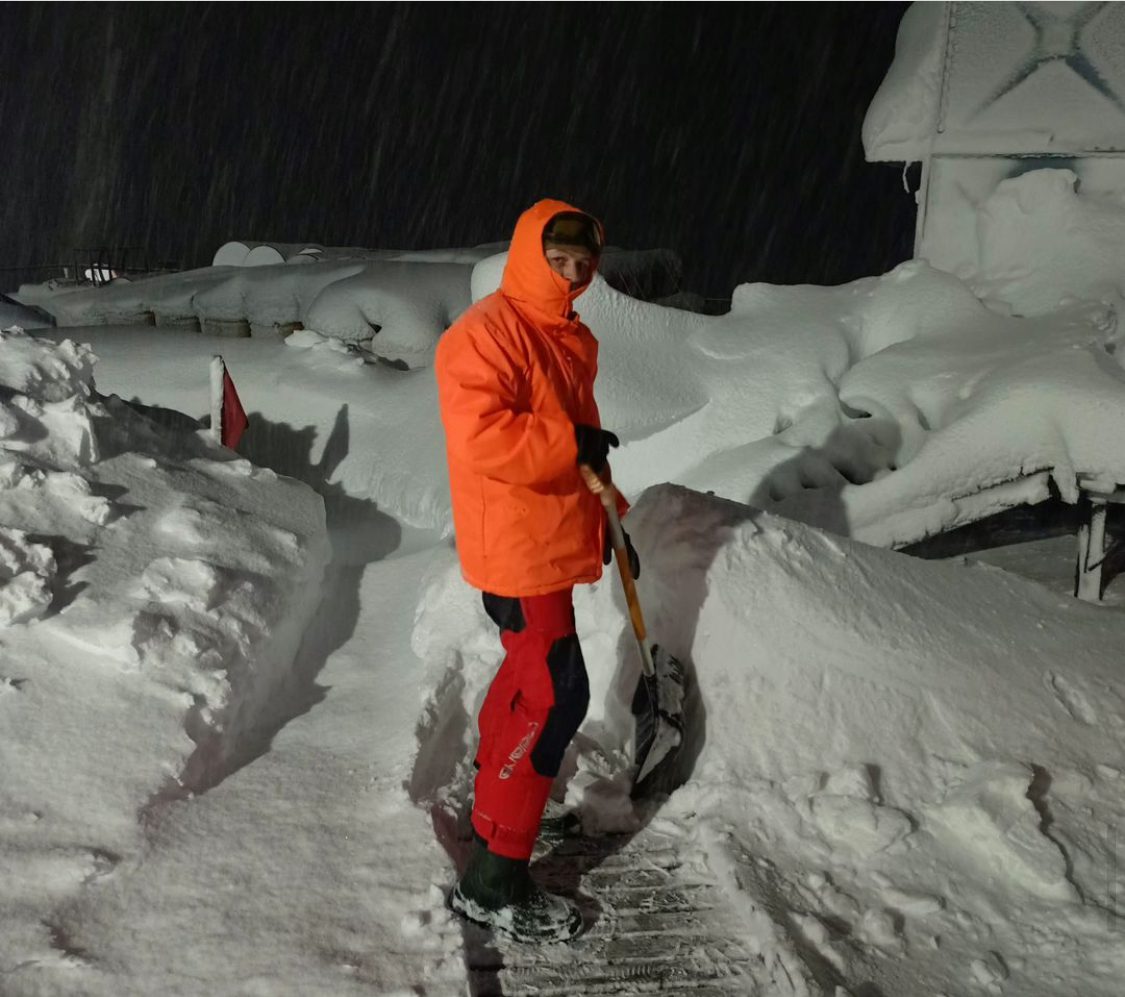 Снігові замети біля станції ""Академік Вернадський в Антарктиді. Полярник прибирає сніг лопатою