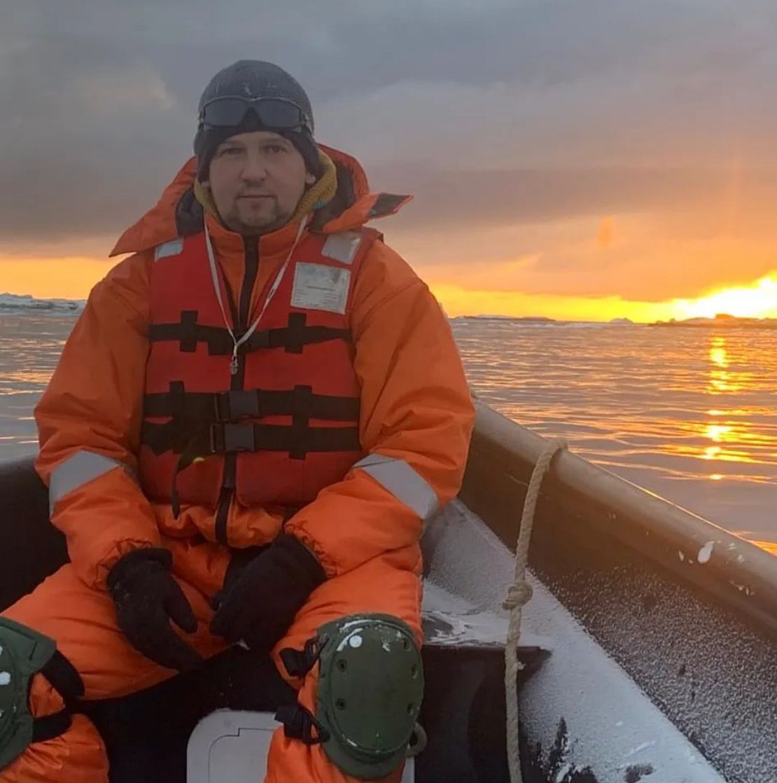 біолог Тарас Перетятко на човні в Антарктиді