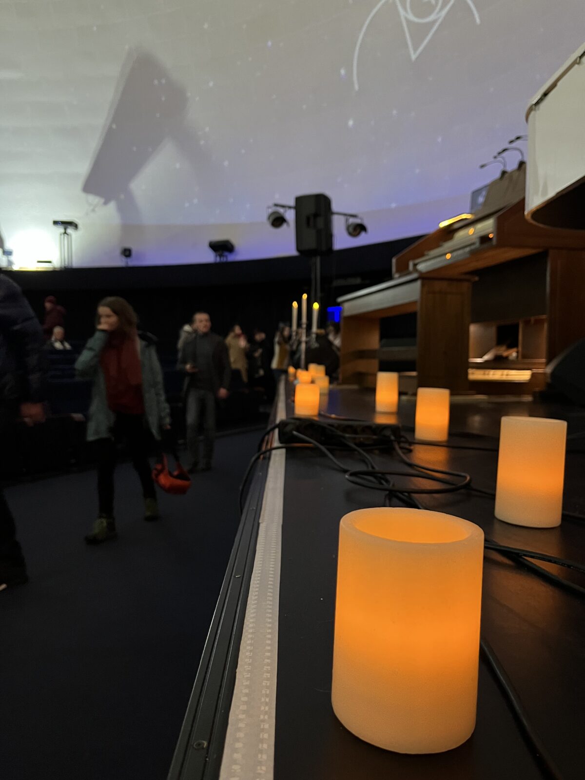 свічки на сцені планетарію у Києві