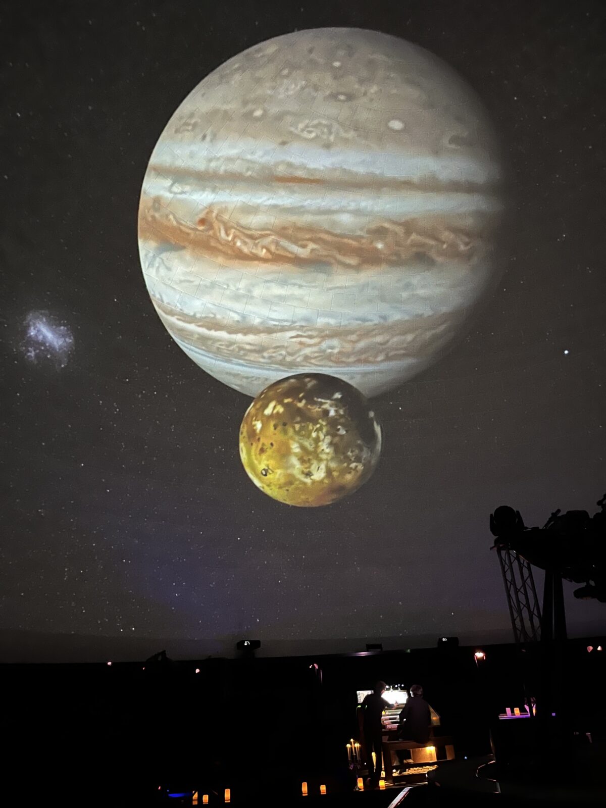 Відеоряд у зоряній залі київського планетарію під час вечірнього шоу: дві планети