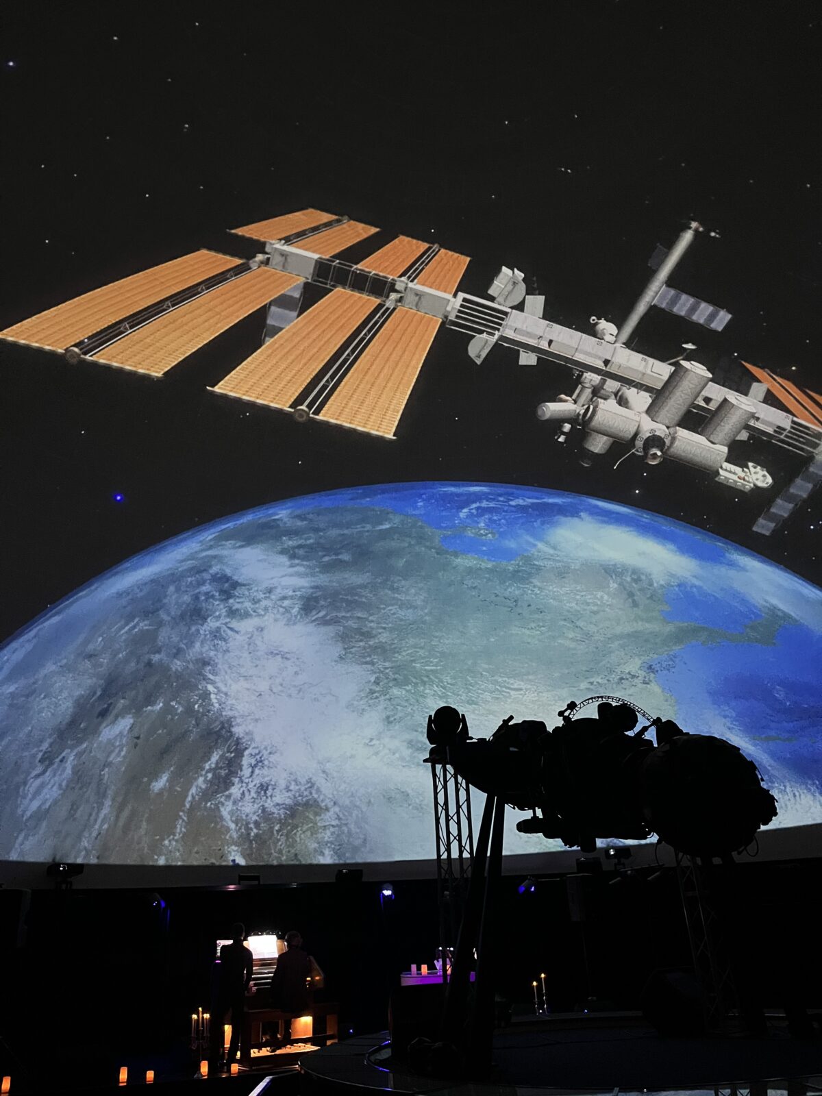 Відеоряд у зоряній залі київського планетарію під час вечірнього шоу: планета і космічний апарат