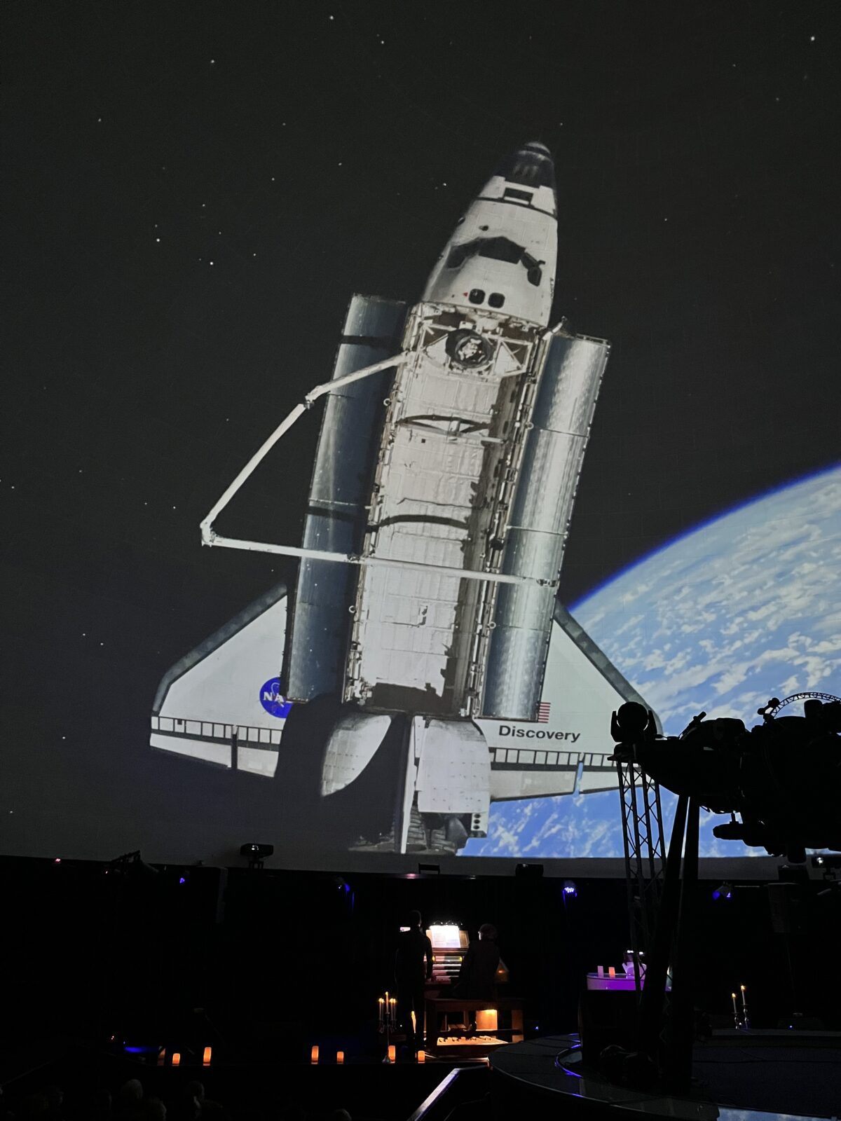 Відеоряд у зоряній залі київського планетарію під час вечірнього шоу: космічний корабель летить