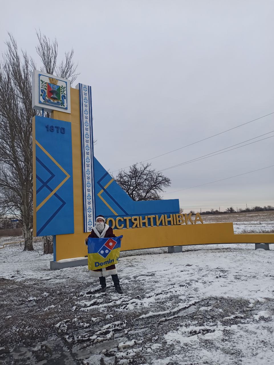 Волонтер Олексій біля в'їзду в Костянтинівку