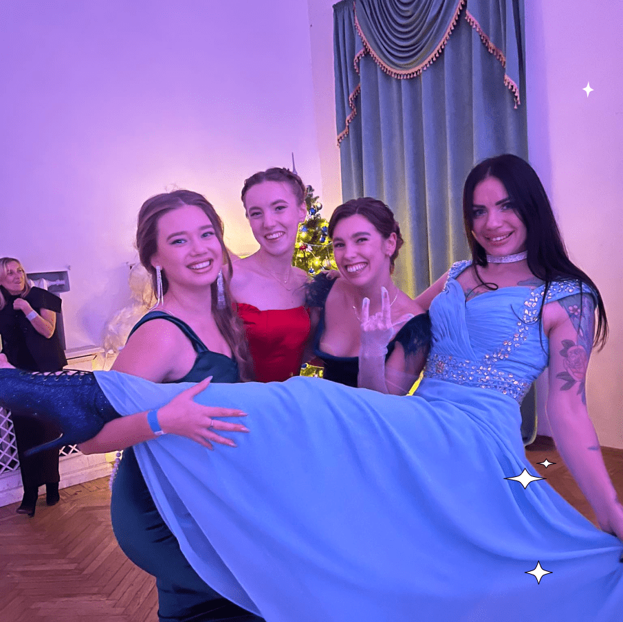 Повальсувати у красивій сукні біля фотозони з оленями: як у Києві пройшов класичний зимовий бал для кількох поколінь