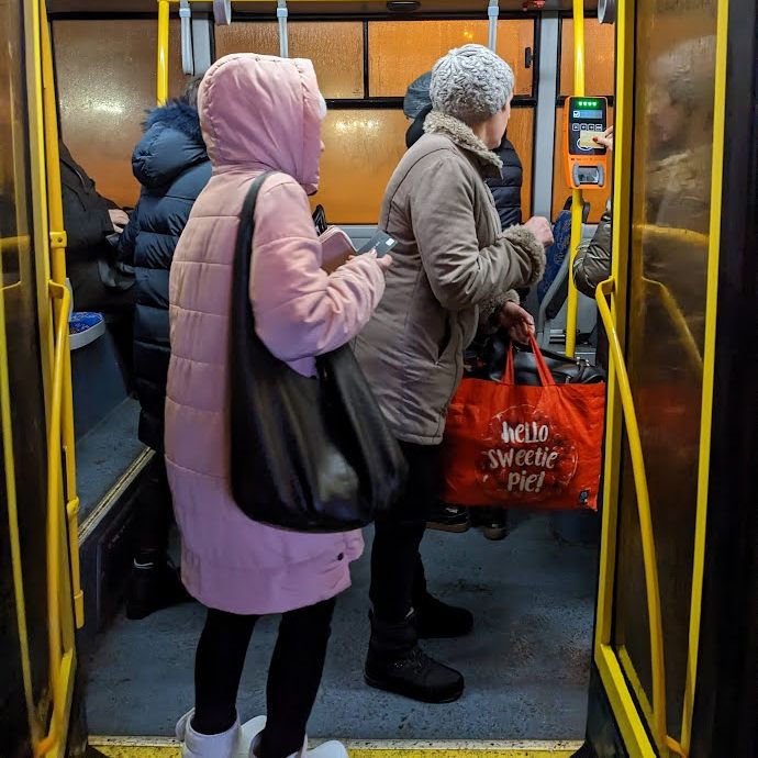 Автобус, Київ, двері автобуса, жінки
