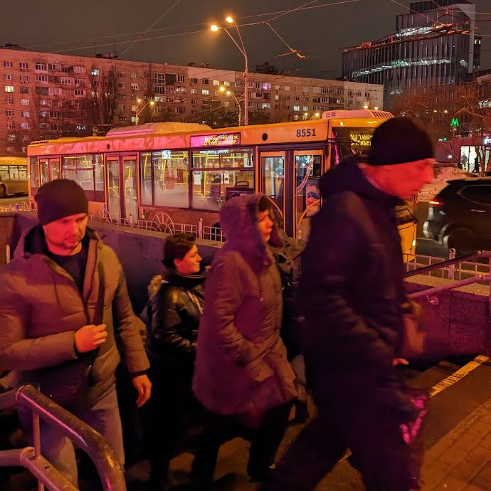 Автобус, вечірній Київ, метро Либідська
