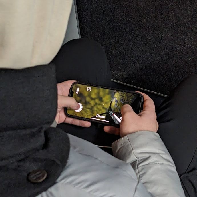 Смартфон, гра на смартфоні, руки, чоловік грає в мобільну гру
