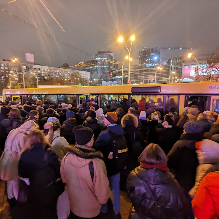 Натовп, метро Либідська, автобус, вечірній Київ
