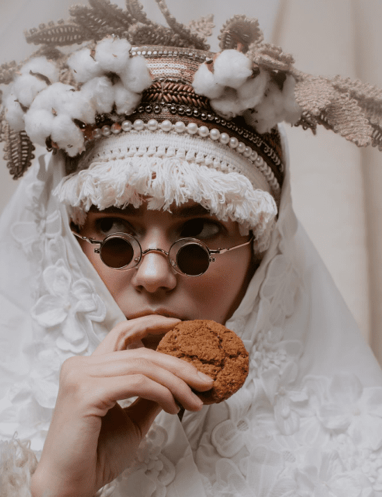 Дівчина у темних окулярах із печивом та вінком від Лесі Патоки