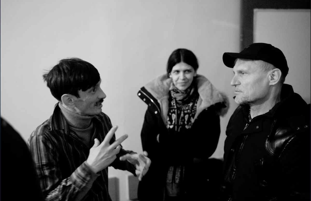 Чорно-біле фото Мар’яна Пирога із гурту «Пиріг і Батіг» та Олега Скрипки з гурту «ВВ»