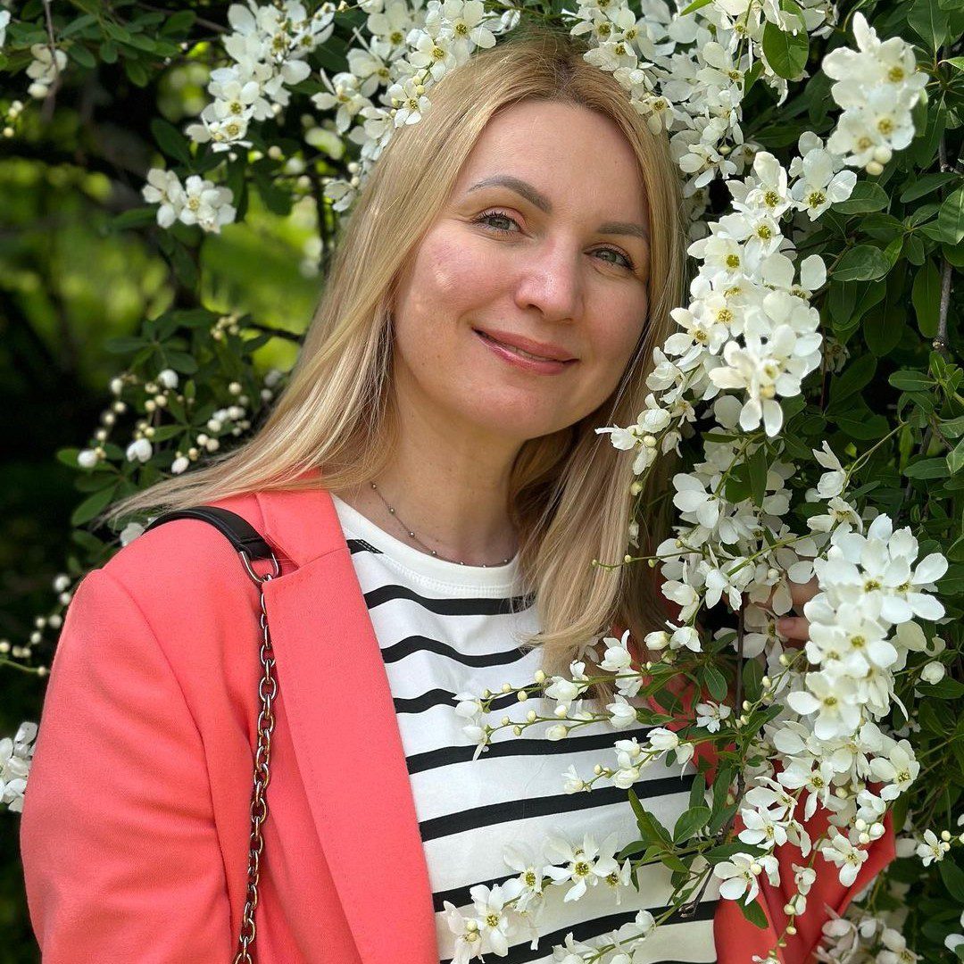 Тетяна Юшина, кулінарна блогерка, жінка, українка, жінка з квітами, білі квіти, блондинка, рожева кофтинка