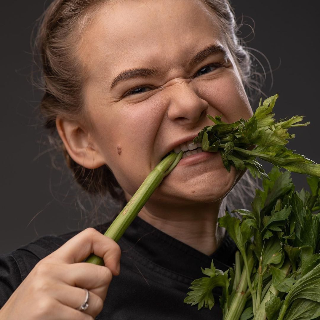 Валентина Кущ, шефиня, дівчина, українка, дівчина їсть зелень 