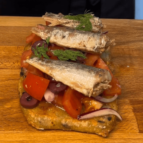 Вечеря за 30 хв: тост з сардинами та салатом з помідорами й оливками