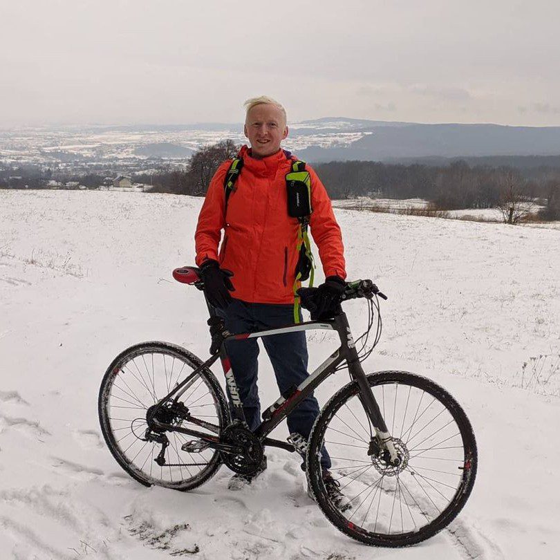 Пан Ярко, Ярослав Адамчук, екскурсовод Чернівці, велосипедист, велосипед взимку, сніг, рожева куртка