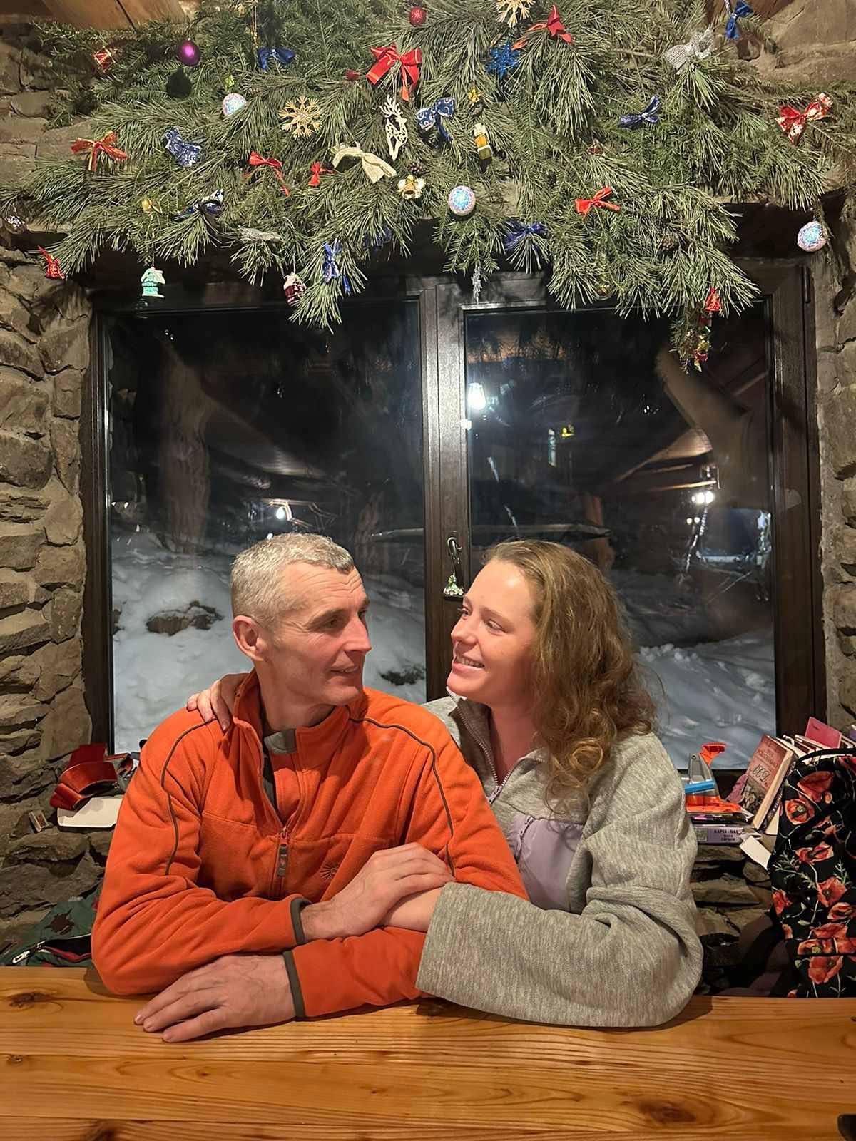 Марина та Василь Гапаки, власники  готельного комплексу "Ту лем анде" у колибі за столом