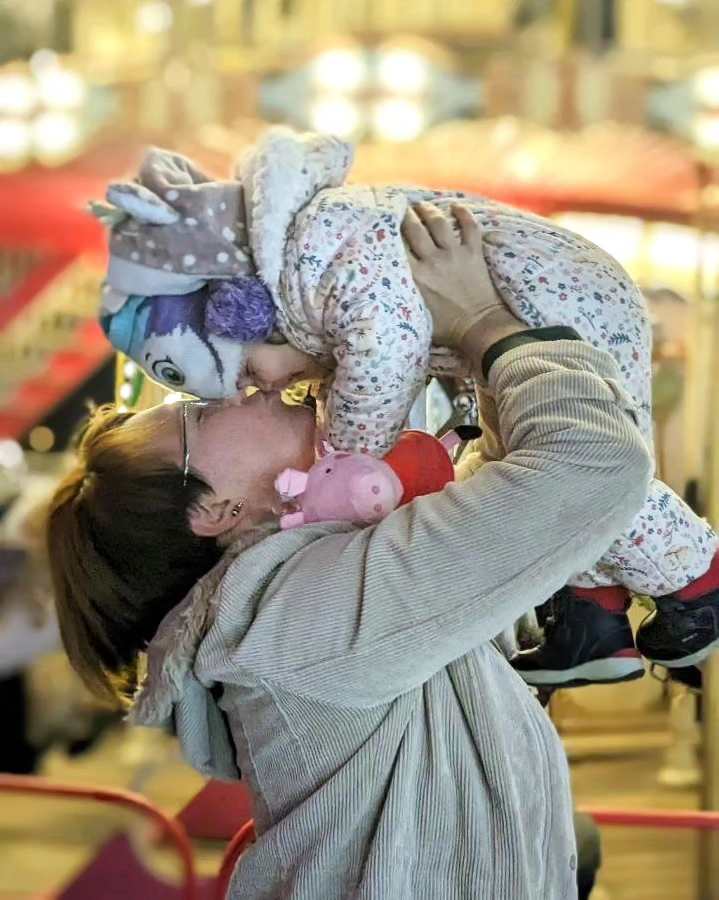 Мама цілує дитину