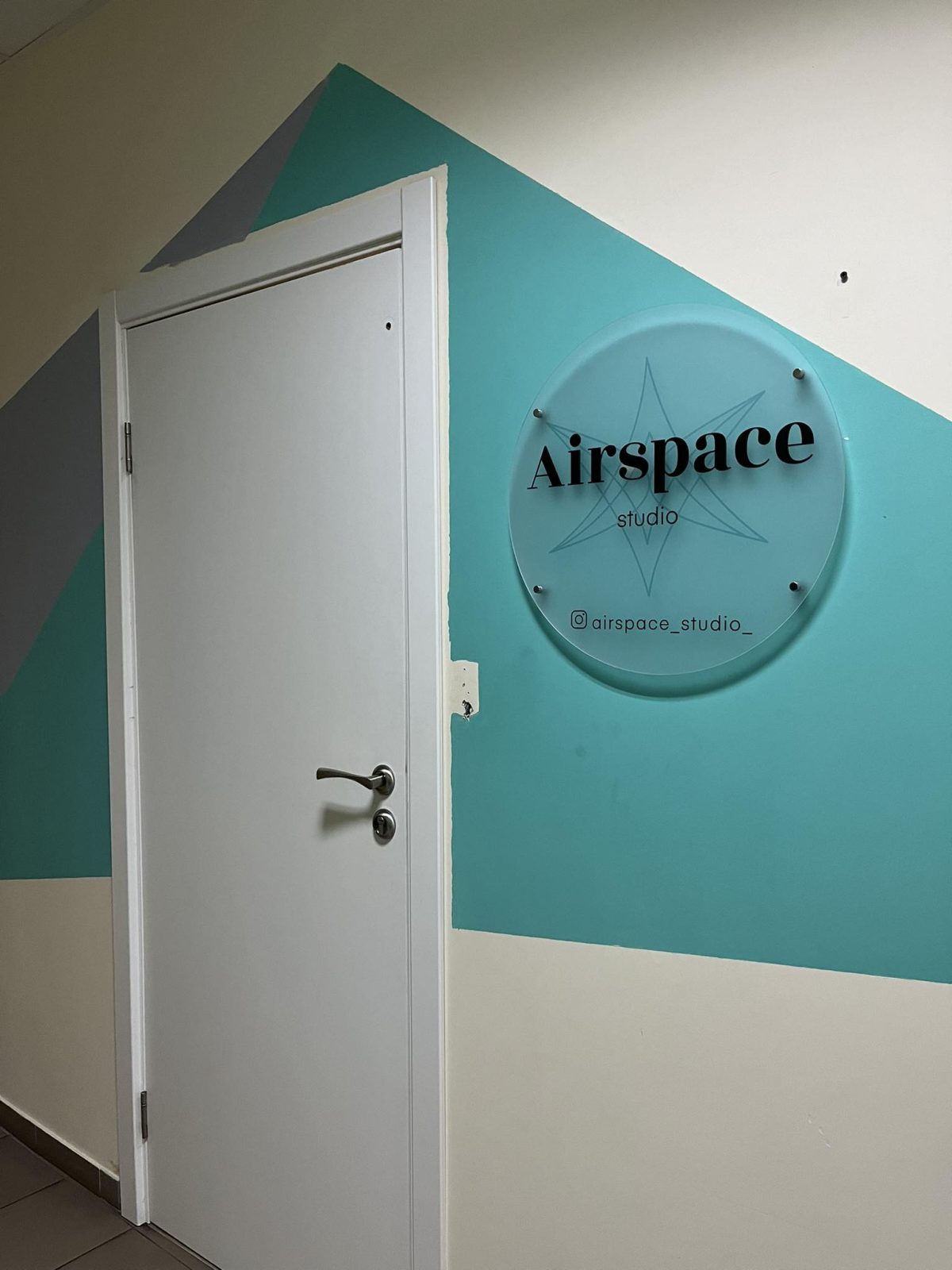 Двері в студії танців Airspace