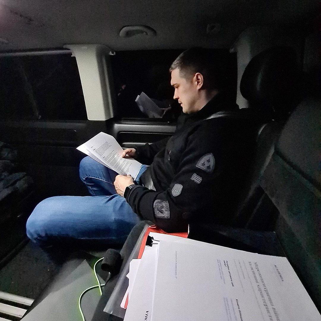 Михайло Федоров, міністр цифрової трансформації, чоловік в машині, читання
