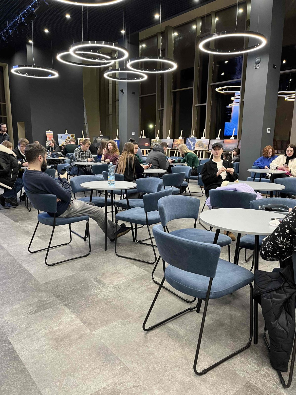Культурний кластер "Краків": люди сидять за столиками в кафе