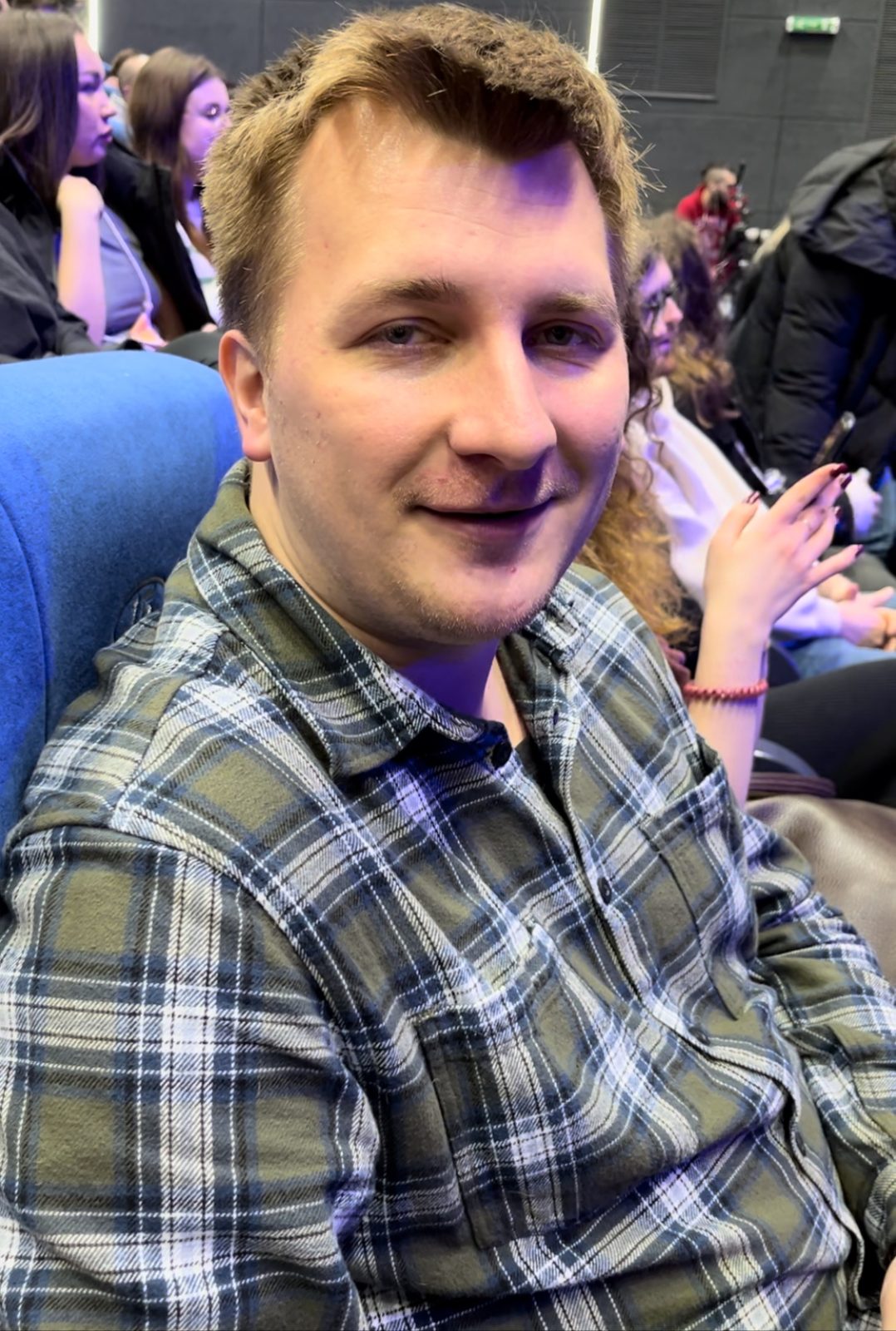 Майстер спорту з шахів Віктор Скляров сидить у залі на зйомках ютуб-шоу «Еліас»
