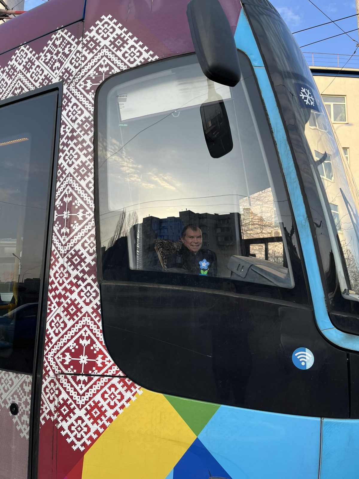 Водій трамвая Антон Голишко в кабіні