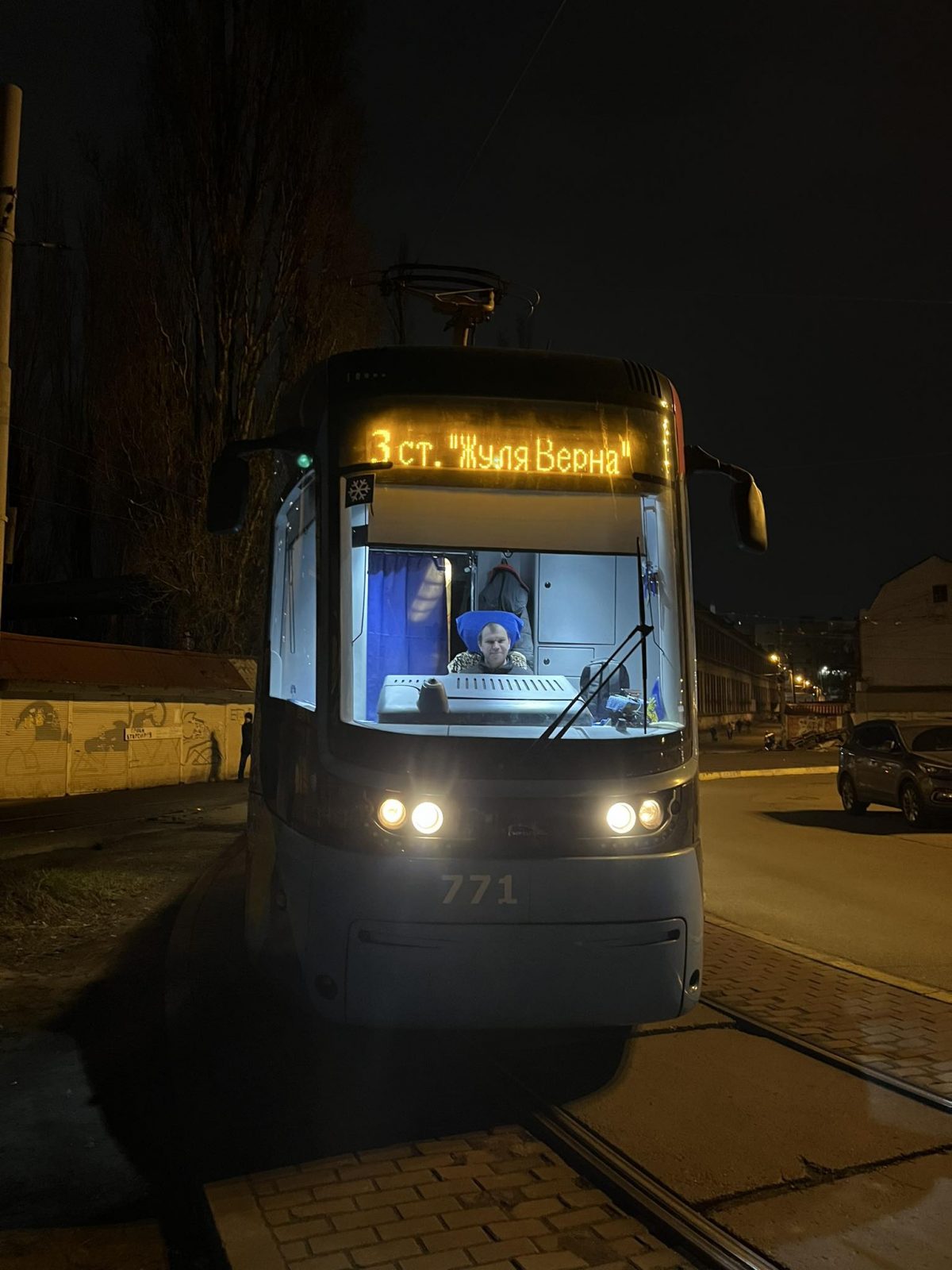 Водій трамвая Антон Голишко в кабіні на Старовокзальній площі