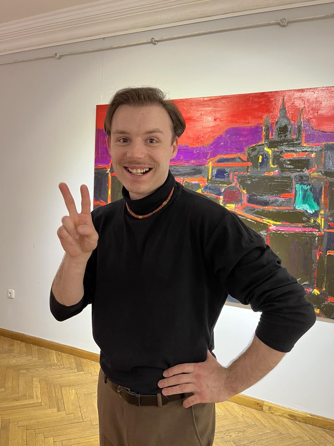 Хлопець показує два пільці у Музеї української діаспори