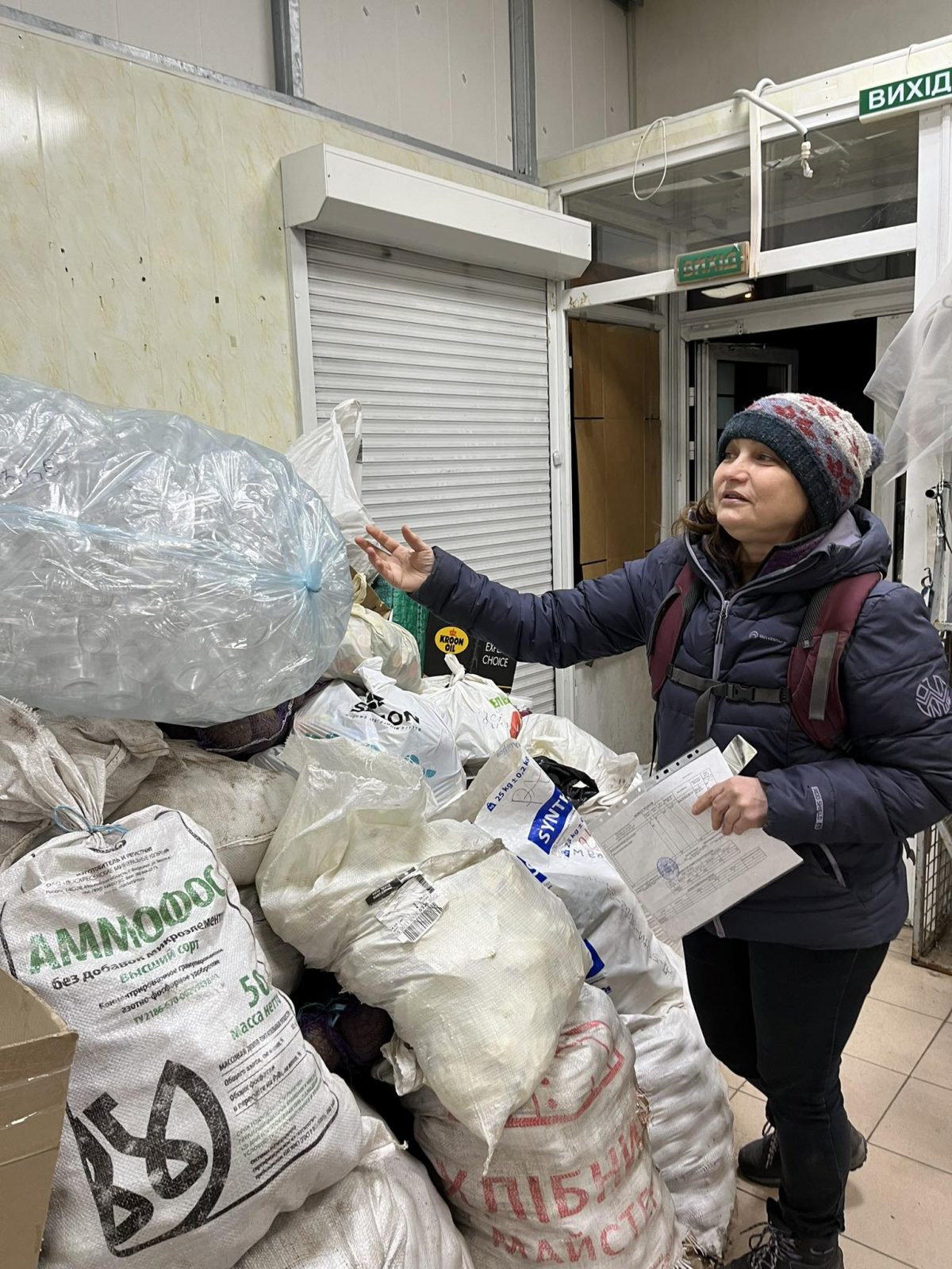 Засновниця волонтерського об'єднання «Борщ для ЗСУ» Тіна Коротаєва біля мішків з овочами