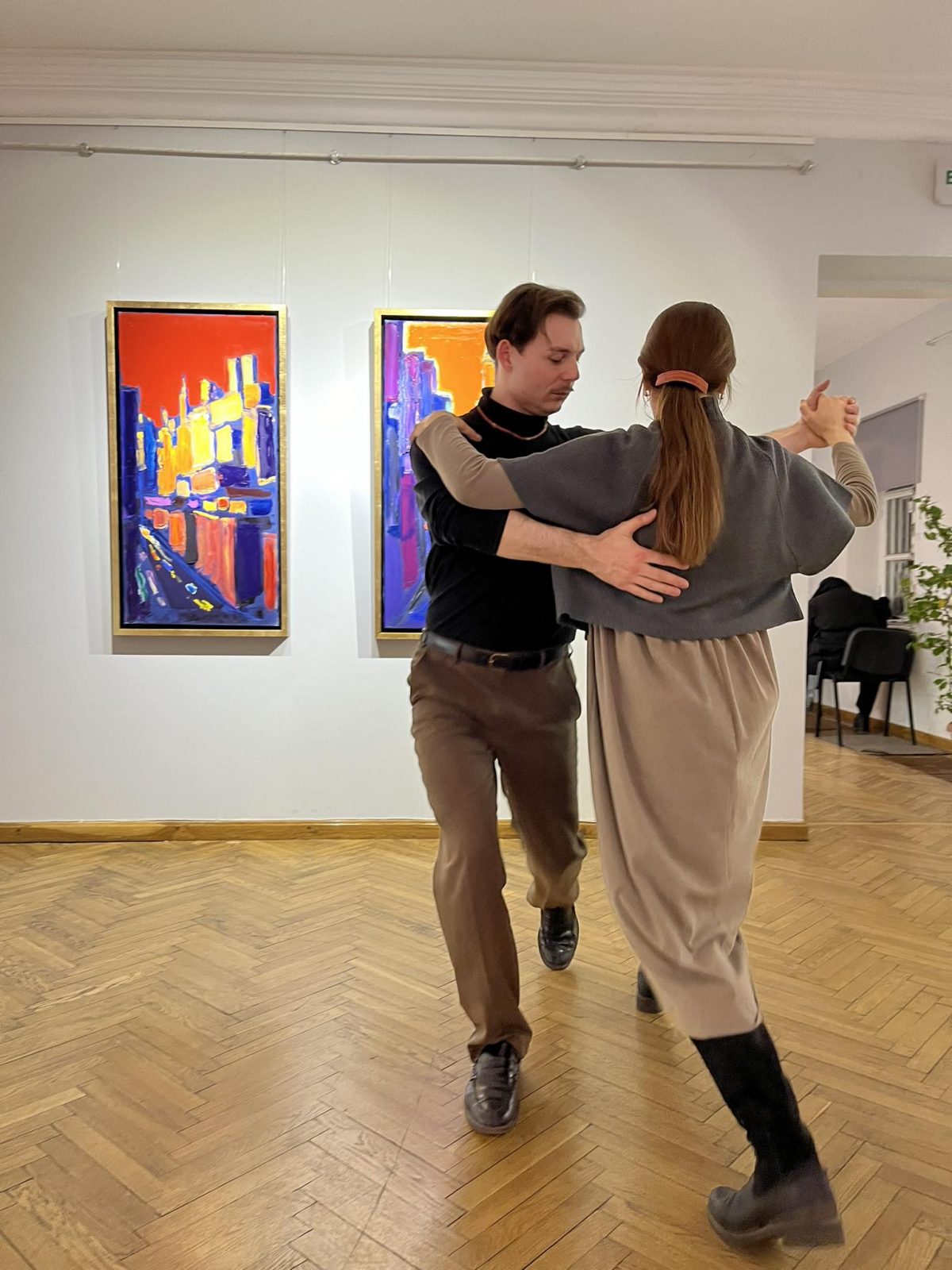 Пара танцює вальс у Музеї української діаспори