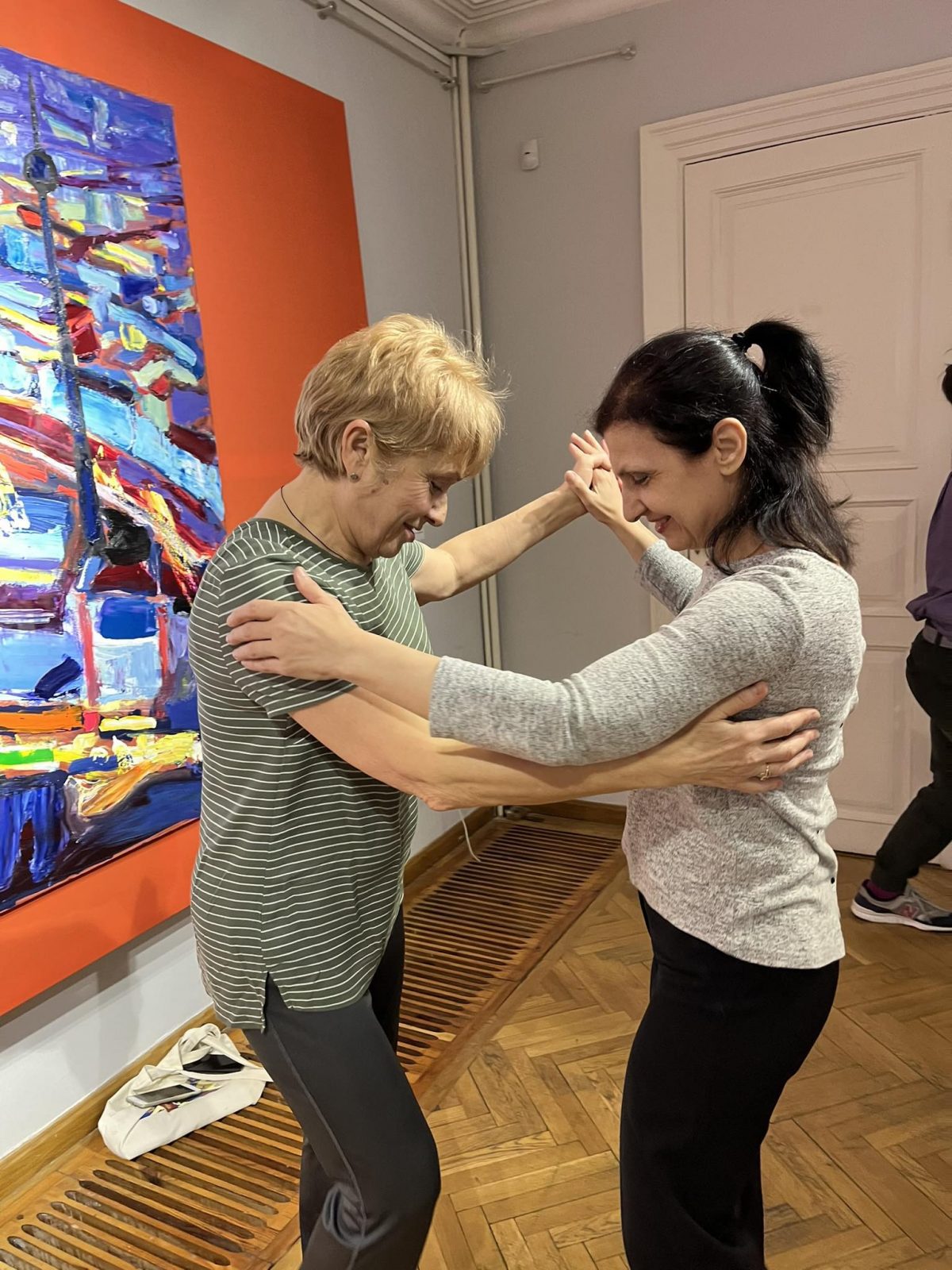 Дві жінки танцюють в парі у Музеї української діаспори