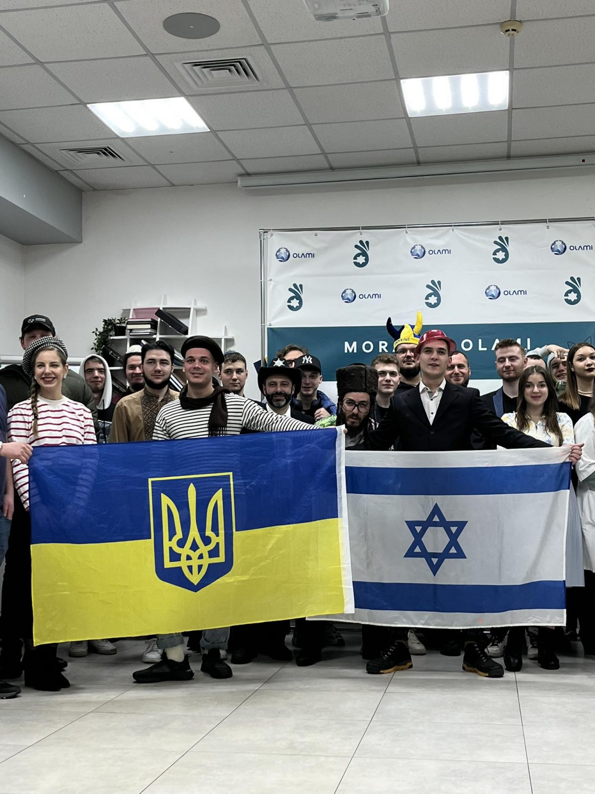 Євреї на Пурім тримають прапори Ізраїля та України