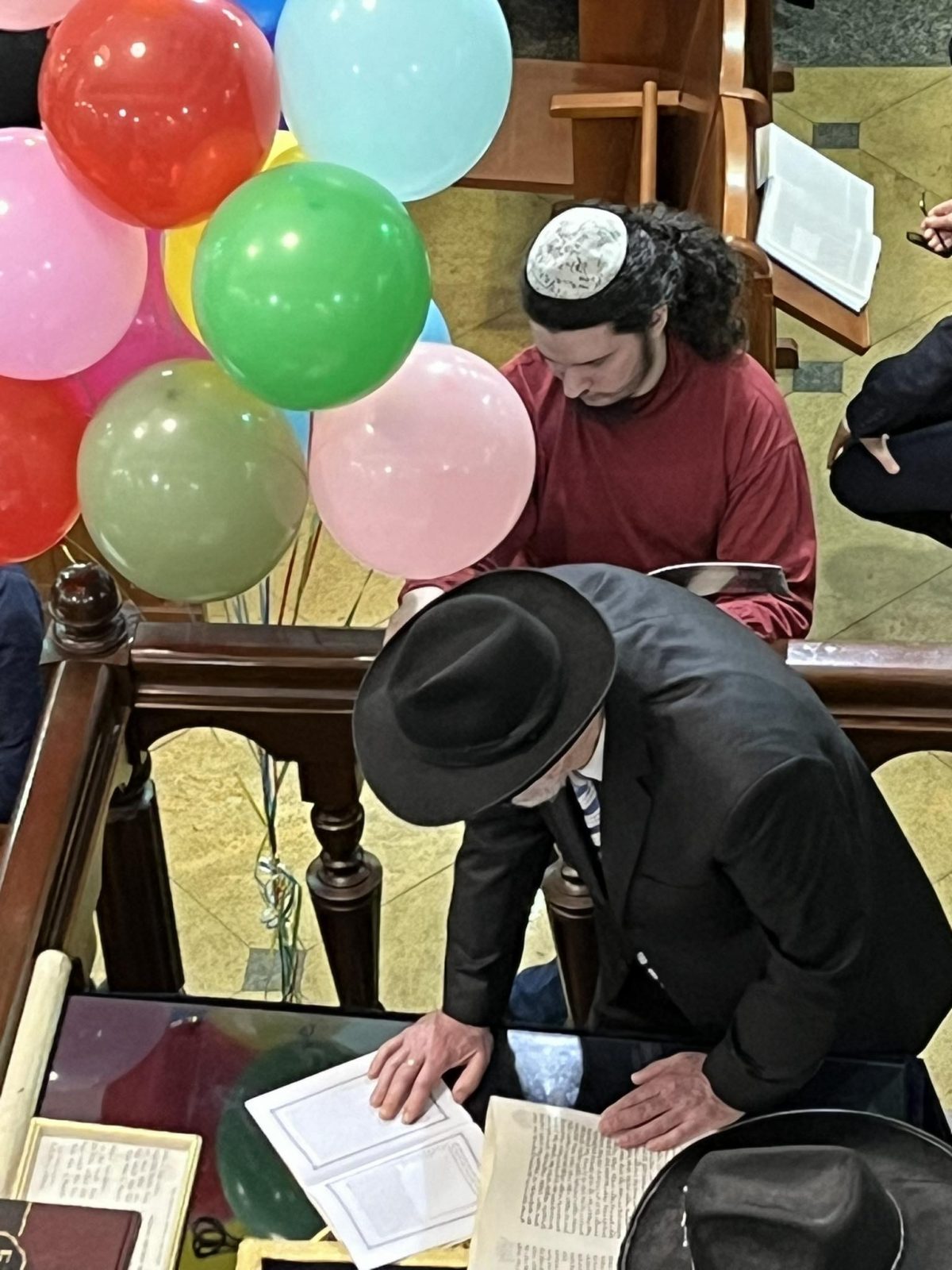 Рабин читає молитву в синагозі на Пурім