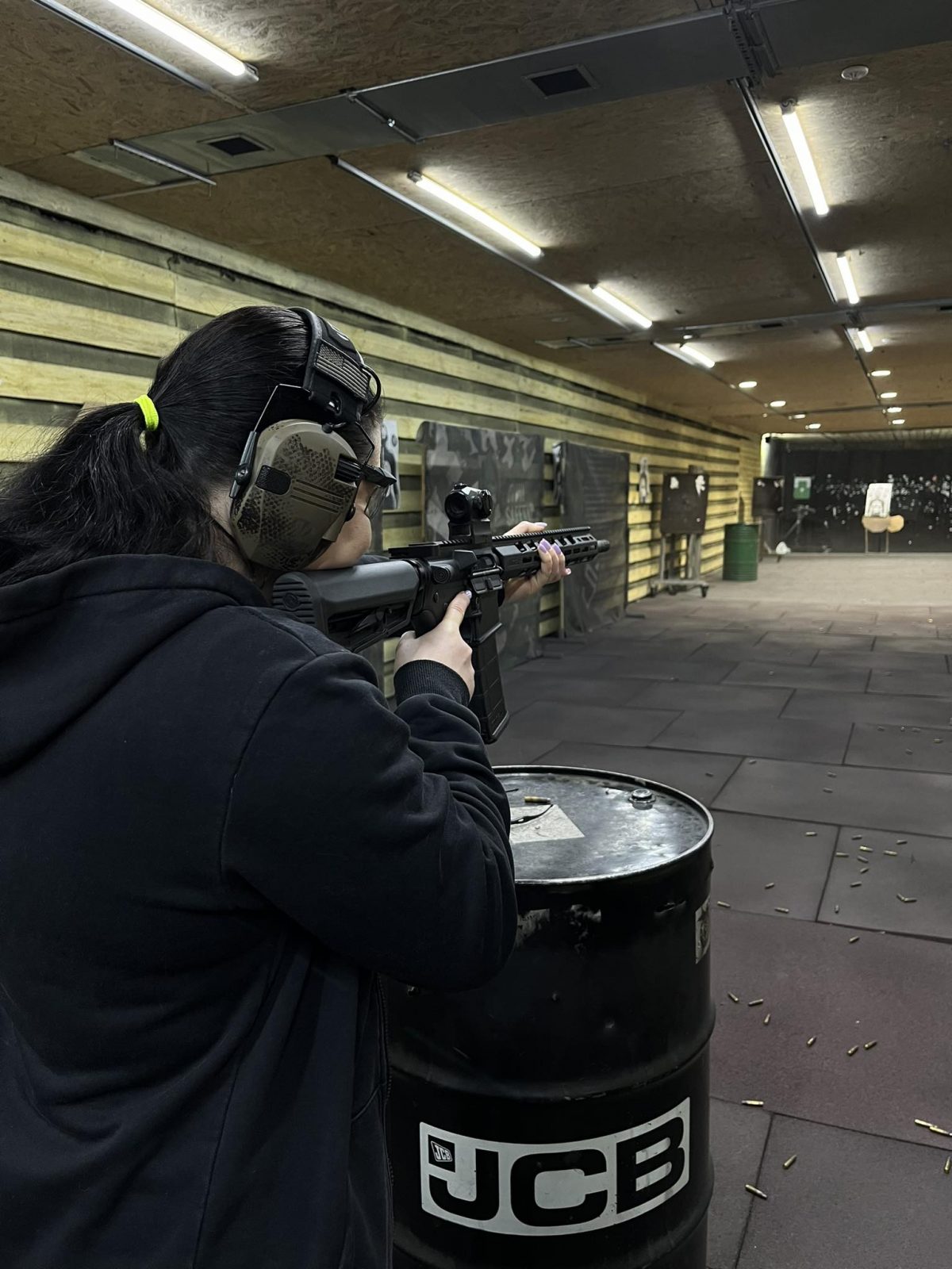 Репортерка Ольга Бродська стріляє з карабіну у тирі SCA