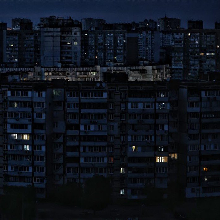 Вечори без світла, але з надією: блекаут у Києві в об’єктиві фотографа Яна Доброносова